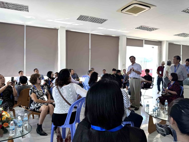 Khách hàng kéo đến khi lãnh đạo Phúc Sơn xuất hiện ở Nha Trang