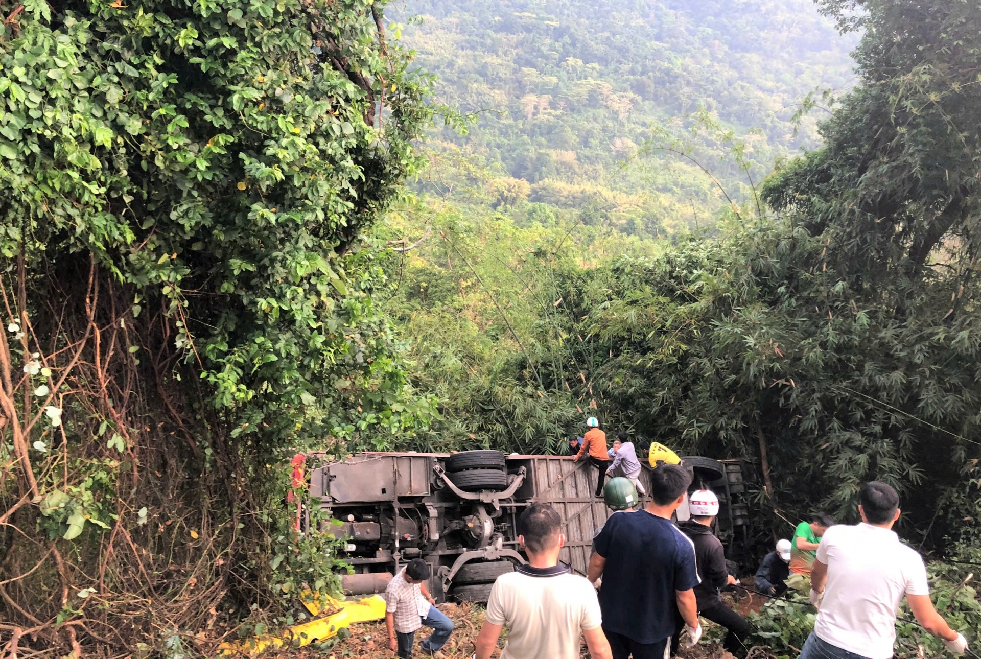 Các lực lượng cứu hộ nỗ lực tiếp cận hiện trường vụ tai nạn.