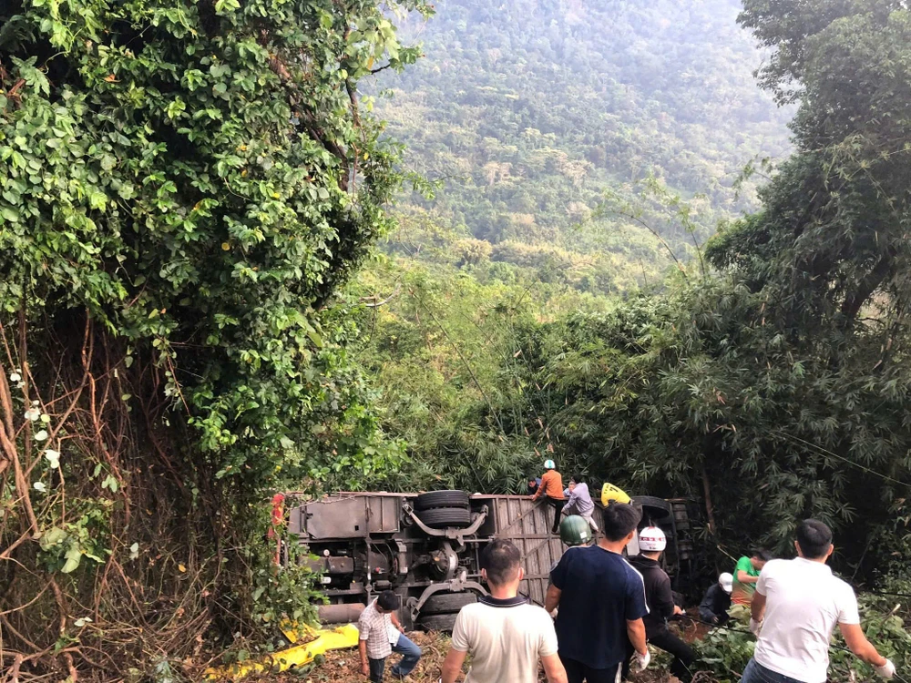 Lực lượng chức năng đang khẩn trương thực hiện công tác cứu hộ. Đèo Bảo Lộc.jpg