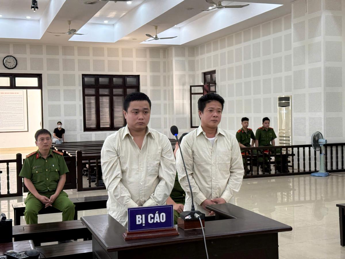 Hai bị cáo Hải và Đức tại phiên tòa.