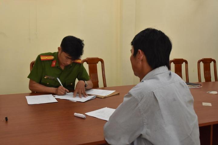 Cơ quan chức năng làm việc với ông H. về hành vi tự ý đổ chất thải nơi công cộng.