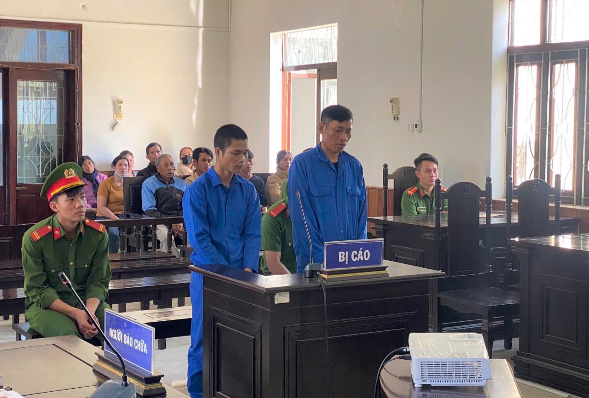 Hai bị cáo: A Hùng và A Đại tại phiên tòa.