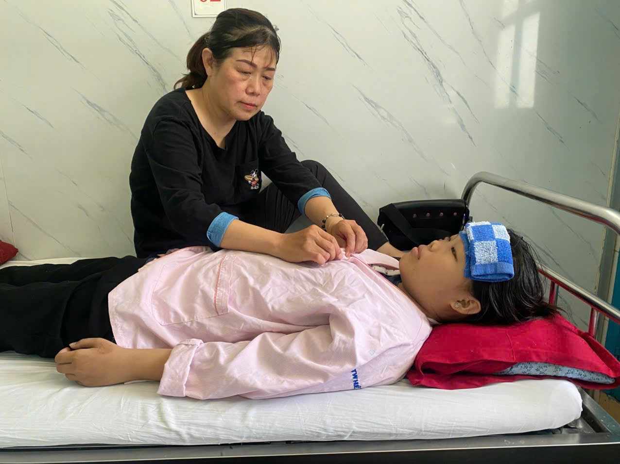 Khẩn cầu của nữ giáo viên có chồng và con gái cùng mắc bệnh hiểm nghèo- Ảnh 5. Khẩn cầu của nữ giáo viên có chồng và con gái cùng mắc bệnh hiểm nghèo- Ảnh 5.