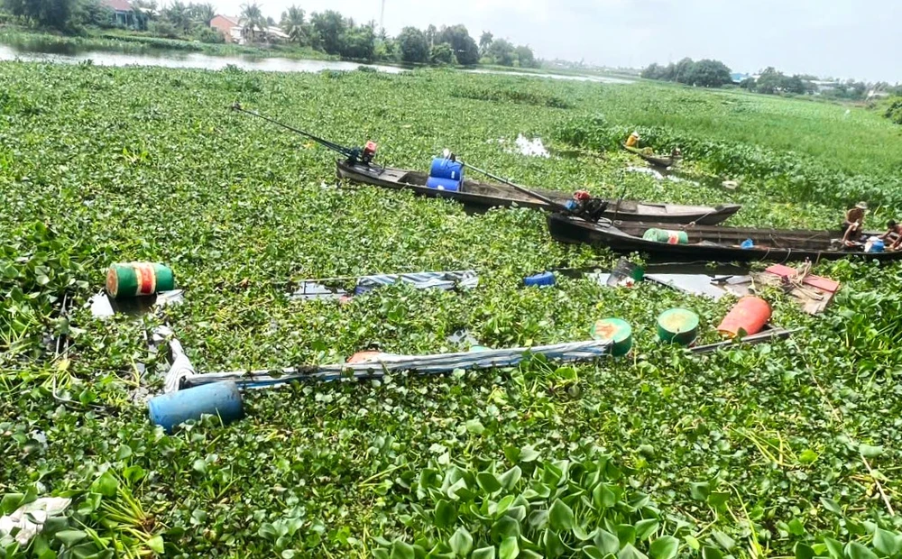 Chiếc ghe chở gần 50 tấn lúa đã bị chìm xuống sông Vàm Cỏ Tây. Ảnh: CTV 50 tấn lúa 2.jpg