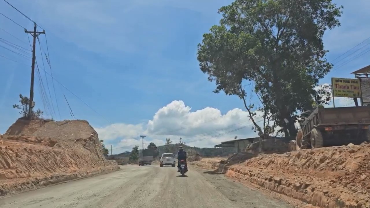 Trên địa bàn Lâm Đồng, khẩn trương bàn giao toàn bộ mặt bằng thi công trong tháng 4 và thông xe kỹ thuật trước 1/9/2025