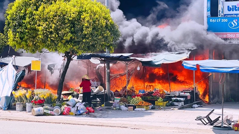 Vụ cháy khu phố chợ An Lỗ ở Thành phố Huế gây thiệt hại hơn 3 tỷ đồng ảnh 1
