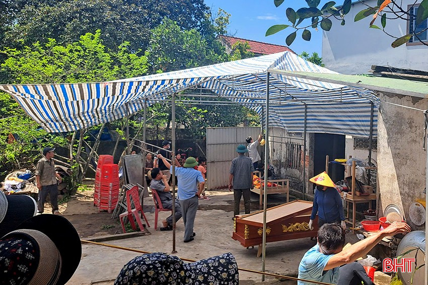 Gia đình tổ chức mai táng cho em B. theo phong tục địa phương. bqbht_br_8-1175.jpg