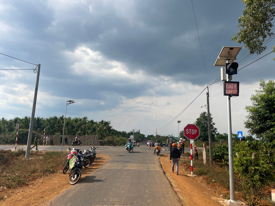 Các biển báo giao thông hướng từ đường Trương Định đi ra ngã tư. Ảnh: Văn Ngọc cac-bien-bao-giao-thong-huong-tu-duong-truong-dinh-di-ra-nga-tu-anh-van-ngoc.jpg