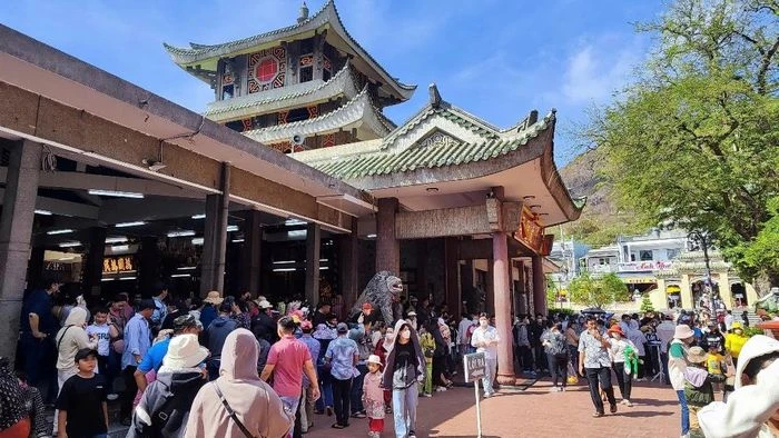 Châu Đốc nhộn nhịp du khách trong mùa hành hương - Hình 2