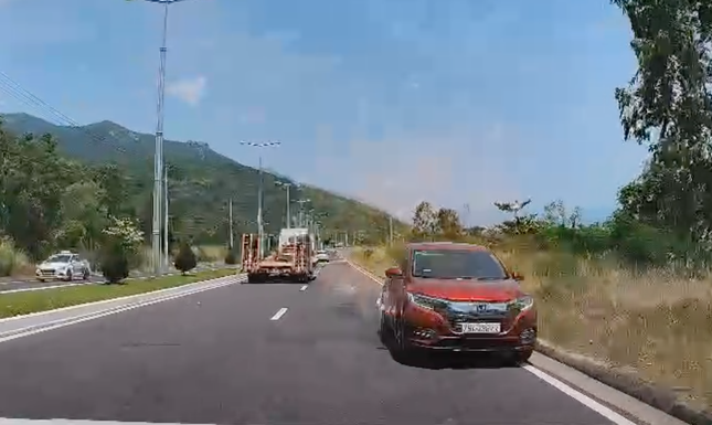 Xử phạt nữ tài xế lái ô tô ngược chiều ở đèo Cù Hin ảnh 1