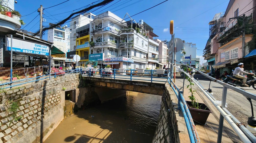 Suối Tô Ngọc Vân, nơi cụ ông 80 tuổi bị lũ cuốn trôi. Ảnh: VÕ TÙNG cụ ông 80 tuổi (2).jpg