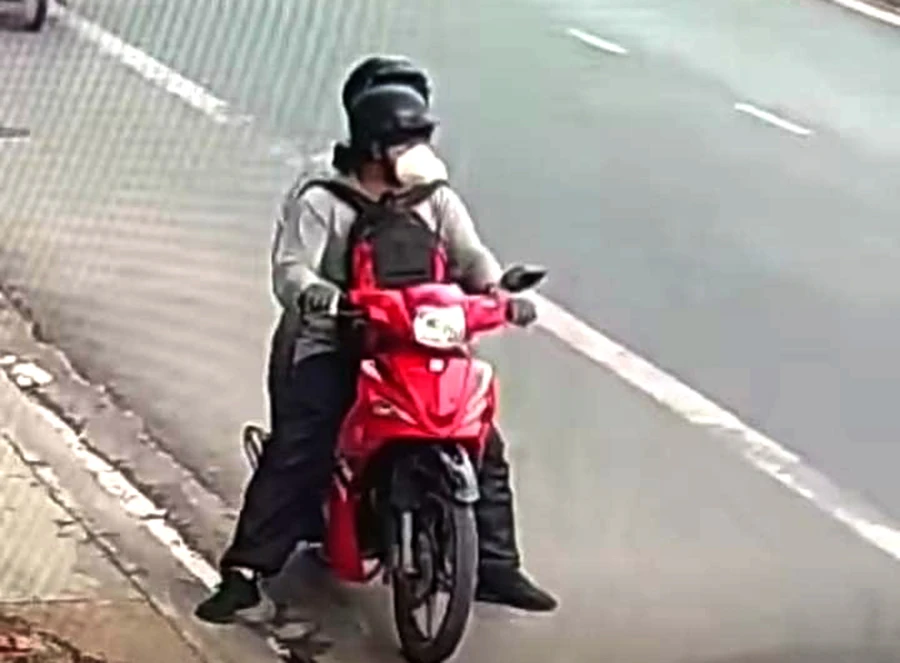 Hình ảnh hai nghi phạm cùng chiếc xe máy. Ảnh: C.A cuop-tiem-vang-cam-ranh-6156-641-1879.jpg
