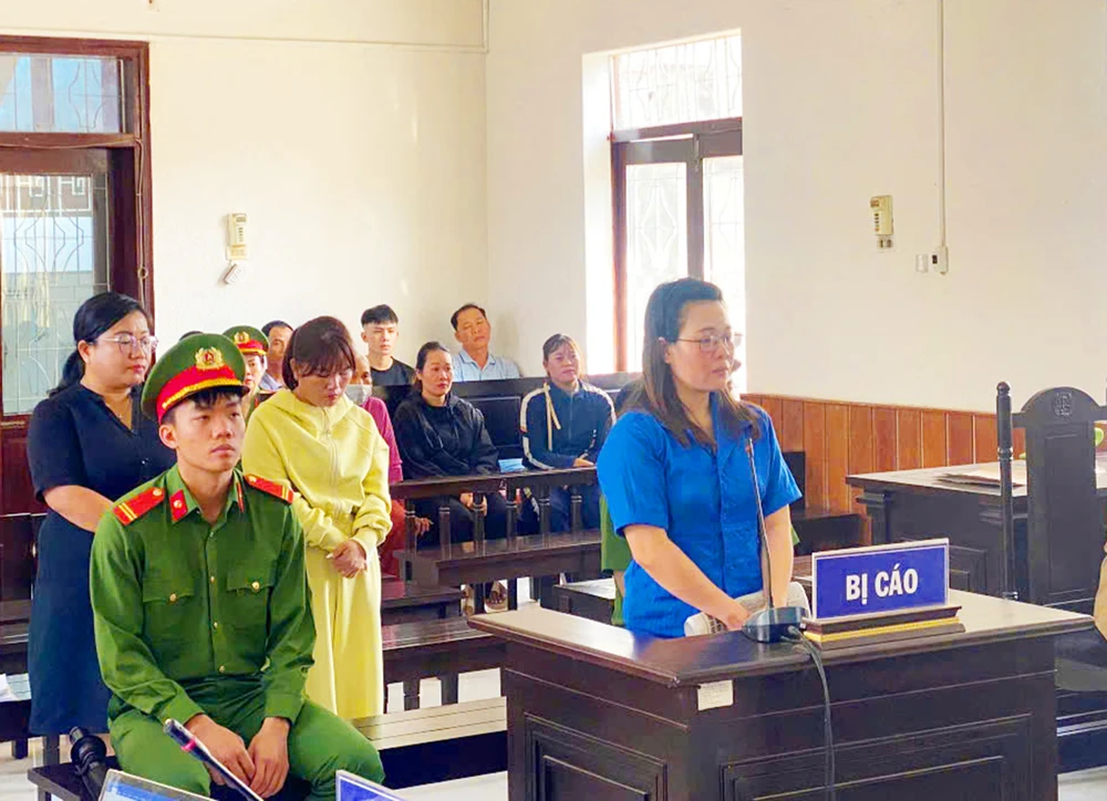 Ba bị cáo tại tòa. Ảnh: VH. Cựu phó phòng công chứng bị phạt 2,6 năm tù vì nhận hối lộ