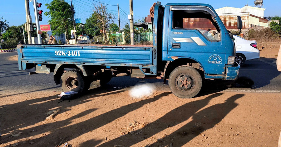 Hiện trường vụ tai nạn giữa xe tải và xe đạp điện. Ảnh: Hoàng Thạch hien-truong-vu-tai-nan-giua-xe-tai-va-xe-dap-dien-anh-hoang-thach.jpg