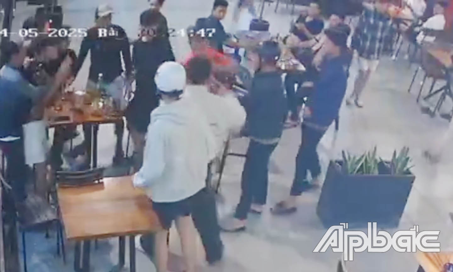 Nhóm thanh thiếu niên gây gỗ trong quán nước. Ảnh trích xuất từ camera người dân.