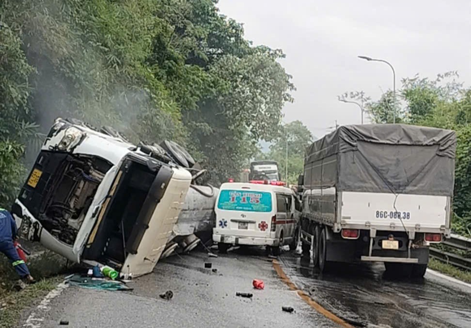 Xe bồn bị lật nghiêng dựa vào vách núi