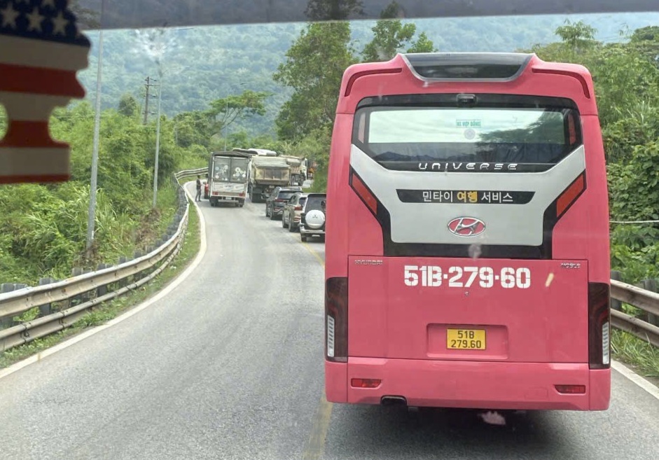 Vụ tai nạn liên hoàn khiến giao thông trên đèo Bảo Lộc bị ách tắc nghiêm trọng