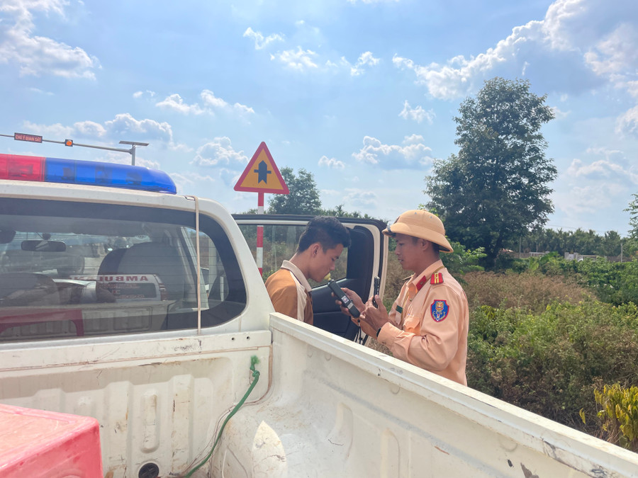 Lực lượng Cảnh sát Giao thông kiểm tra nồng độ cồn với tài xế xe tải. Ảnh: Văn Ngọc luc-luong-canh-sat-giao-thong-kiem-tra-nong-do-con-voi-tai-xe-xe-tai-anh-van-ngoc.jpg