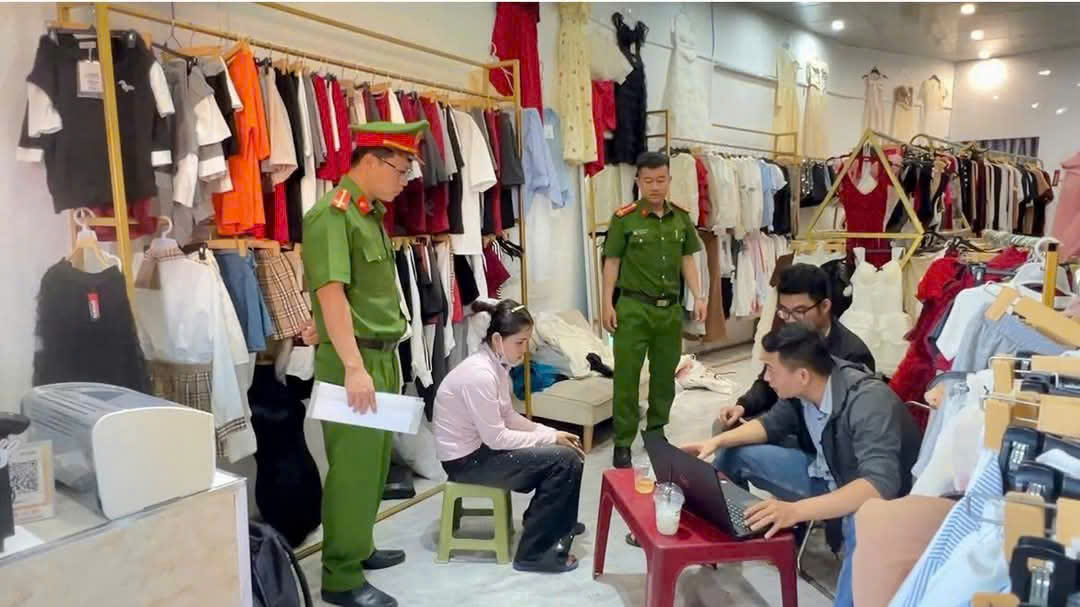 Khởi tố chủ shop quần áo về hành vi môi giới mại dâm - ảnh 2