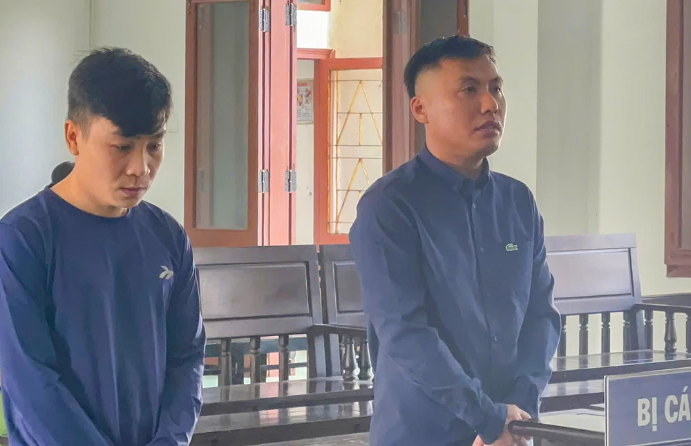 Bị cáo Lê Thanh Phúc (bìa trái) và Lương Thế Duy tại tòa. Ảnh: T. MINH mâu thuẫn trên mạng.jpg