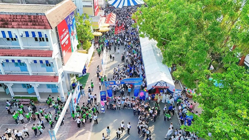 Sau khi dùng cơm trưa, 33 người tham dự sự kiện ở Trường Đại học Đồng Tháp bị ngộ độc thực phẩm. Ảnh: Nguyễn Khánh ngộ độc thực phẩm