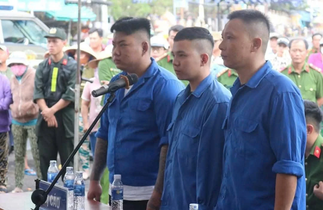 Nhóm ép khách mua 3 cây nhang 1,6 triệu đồng ở miếu Bà Chúa Xứ phải ngồi tù - Hình 1