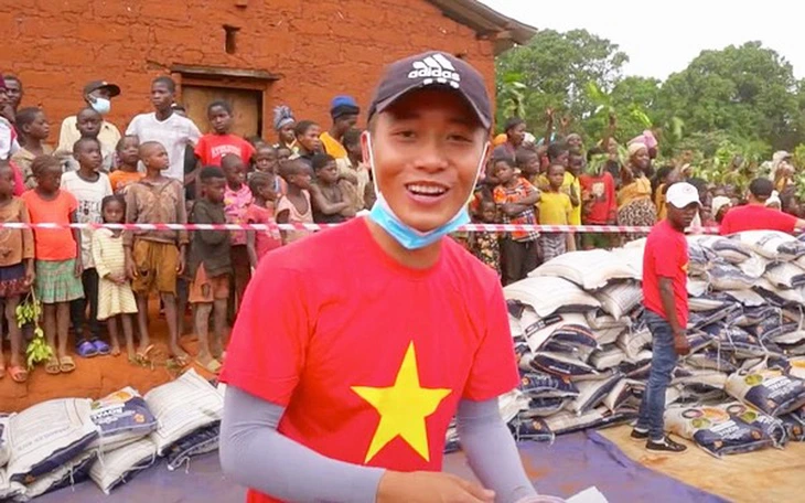 Hằng Du Mục, Quang Linh Vlogs bị khởi tố - Ảnh 1.