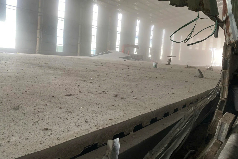 Phần sàn đang thi công bên trong nhà xưởng bị đổ sập. sập nhà xưởng (1).jpg