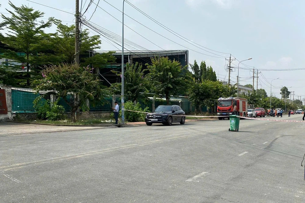 Lực lượng chức năng đang phong tỏa hiện trường để điều tra vụ việc. Sập nhà xưởng