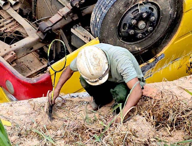 Xe chở 20 học sinh bị lật: Người thân lật tung các mảnh vỡ tìm ngón tay bị đứt lìa cho nữ sinh lớp 9 ảnh 1