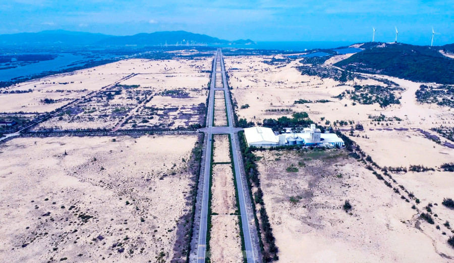 Khu Kinh tế Nhơn Hội ra đời năm 2005 theo quyết định của Thủ tướng Chính phủ, có diện tích 12.000 ha, bao gồm TP Quy Nhơn và một phần của các huyện Tuy Phước, Phù Cát (Bình Định). Năm 2019, Thủ tướng phê duyệt điều chỉnh tổng thể Khu Kinh tế Nhơn Hội đến năm 2040, mở rộng thêm 2.308 ha tại xã Canh Vinh (huyện Vân Canh). Ảnh: Trương Định