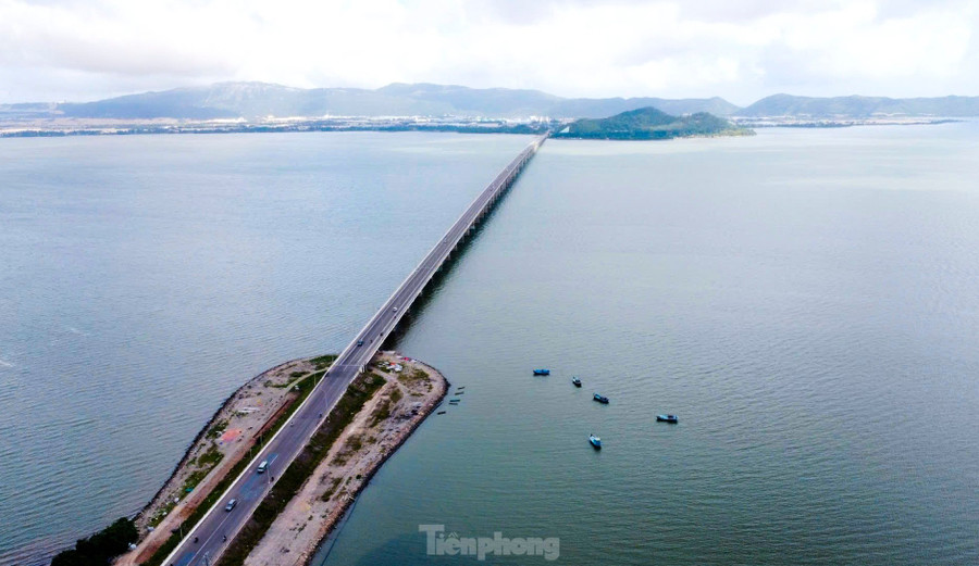 Cầu Thị Nại, cây cầu vượt biển từng dài nhất Việt Nam, kết nối TP Quy Nhơn với Khu Kinh tế Nhơn Hội. Ảnh: Trương Định
