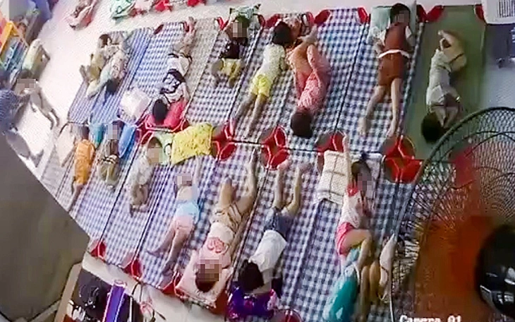 Bảo mẫu đánh bé gái chỉ vì đang xem điện thoại, bực nên đánh bé - Ảnh 2.