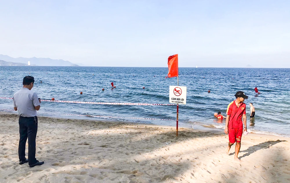 Ban quản lý vịnh Nha Trang giăng dây, cắm biển cảnh báo vị trí sà lan bị vùi lấp. Ảnh: XUÂN HOÁT Ban quản lý vịnh Nha Trang giăng dây, cắm biển cảnh báo vị trí sà lan bị vùi lấp. Ảnh: XUÂN HOÁT