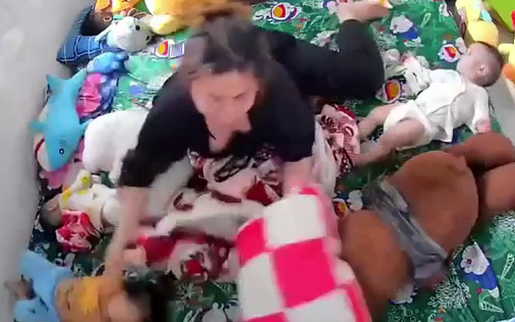 Bảo mẫu đánh bé gái chỉ vì đang xem điện thoại, bực nên đánh bé - Ảnh 1.