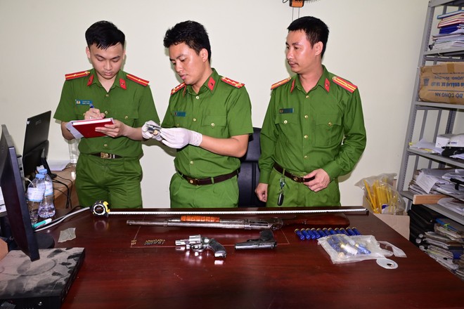 Cơ quan Công an kiểm tra súng, đạn bị thu giữ Cơ quan Công an kiểm tra súng, đạn bị thu giữ