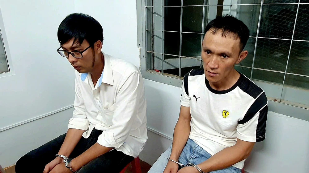 Tài xế Đạt (đeo kính) và đối tượng Khang bị cơ quan công an bắt giữ z6529300188402_51d9a828d6ed35a332bdf857ee196791.jpg