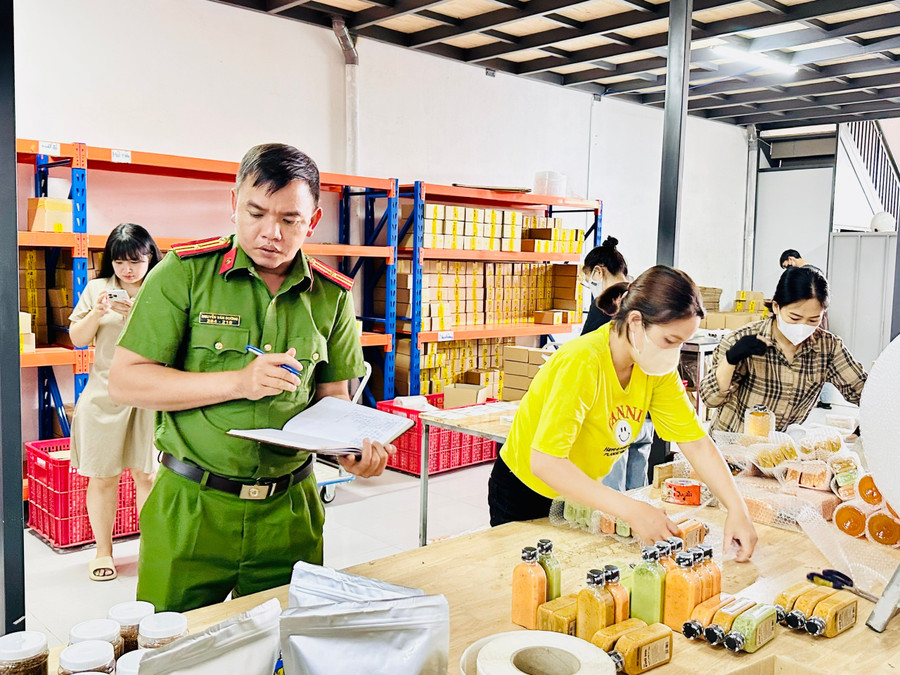 Đoàn kiểm tra liên ngành của tỉnh kiểm tra tại hộ kinh doanh Tiệm Phố Núi. Ảnh: Như Nguyện z6537510518091-e06f66b71f1f7363918806e6324e7d33.jpg