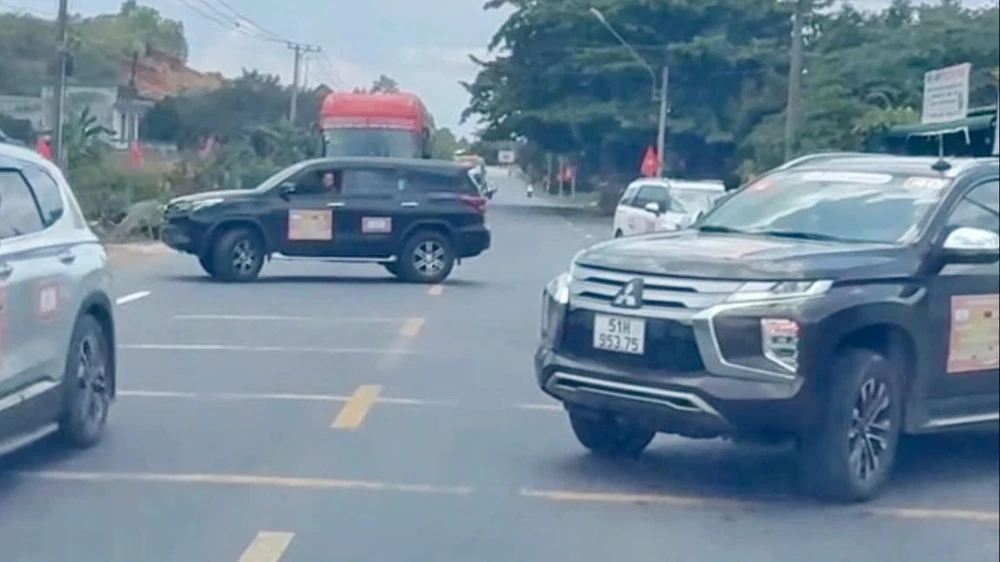 2 ô tô chắn ngang quốc lộ 20 chiều 2-5 trước khu du lịch Đại Tùng Lâm Hoa Sen. Ảnh: Cắt từ clip 1000001165.jpg
