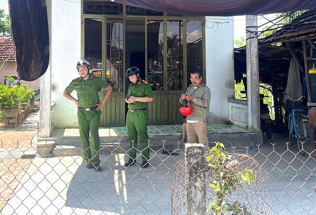 Cơ quan Công an đến hiện trường để điều tra vụ việc.