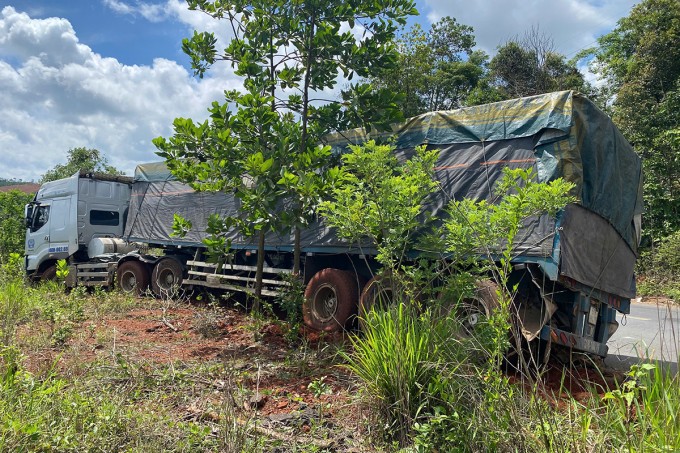 Xe container lao ra lề đường sau tai nạn. Ảnh: Ngọc Oanh