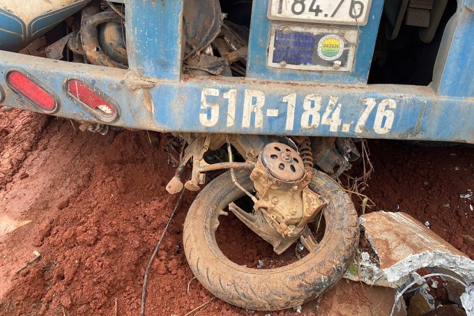 Xe máy bị kéo lê hơn 10 m sau cú tông liên hoàn. Ảnh: Ngọc Oanh