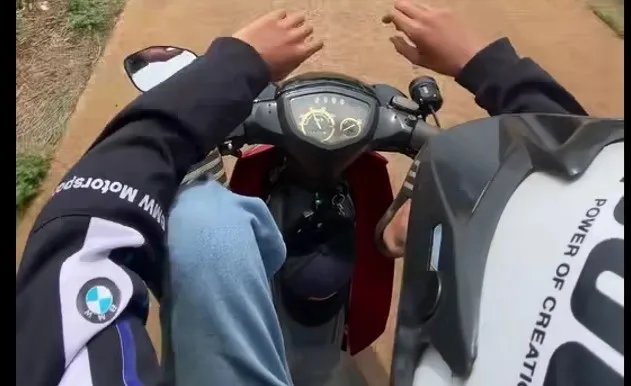 Thanh niên lái xe máy bằng chân. Ảnh chụp màn hình