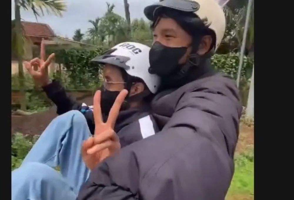 Thanh niên lái xe máy bằng chân. Ảnh chụp màn hình