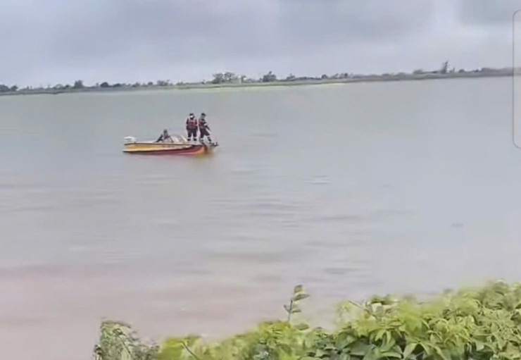 Lực lượng chức năng đang tìm kiếm tung tích mẹ con gặp nạn trên sông.