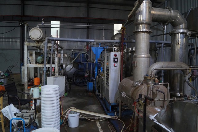 Bên trong xưởng sản xuất khí cười 'khủng' bị triệt phá ảnh 3