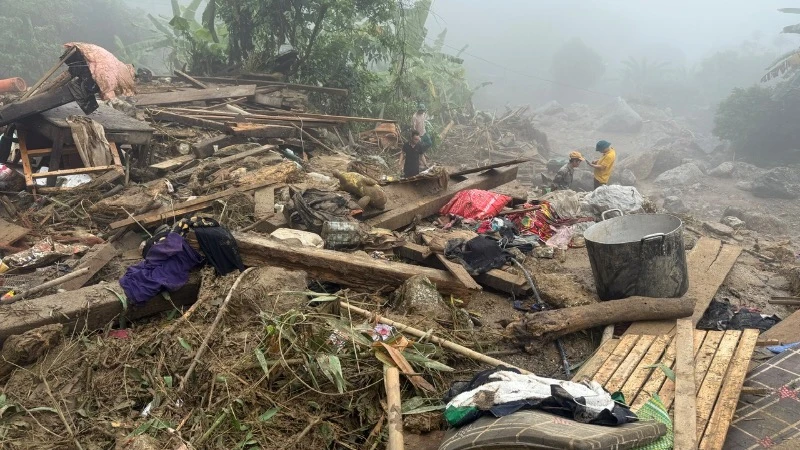 Một căn nhà ở thôn Tẩn Lượt bị lũ quét làm sập đổ hoàn toàn. (Ảnh: TUẤN SƠN)