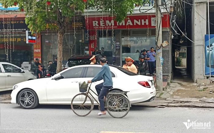 Quá trình khám xét có nhiều lực lượng tham gia. Ảnh: Trần Nghị