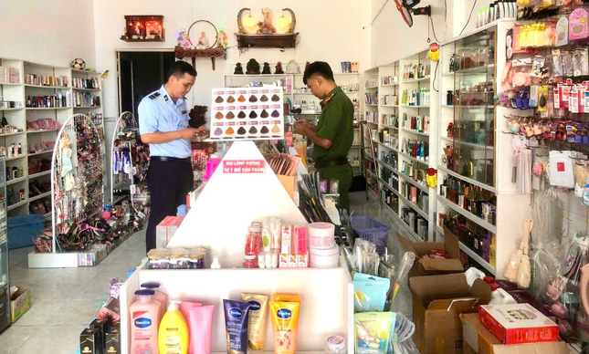 Đột kích kho mỹ phẩm 'khủng' chuyên bán online ở Cà Mau ảnh 1