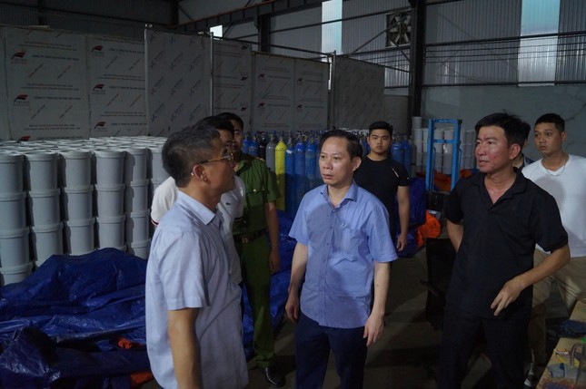 Bên trong xưởng sản xuất khí cười 'khủng' bị triệt phá ảnh 7